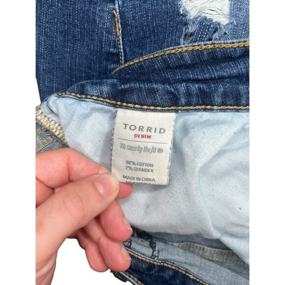 Torrid Denim Blue Jean Shorts Distressed Frayed Hem Plus Size 26 Skinny Short - Picture 6 of 6